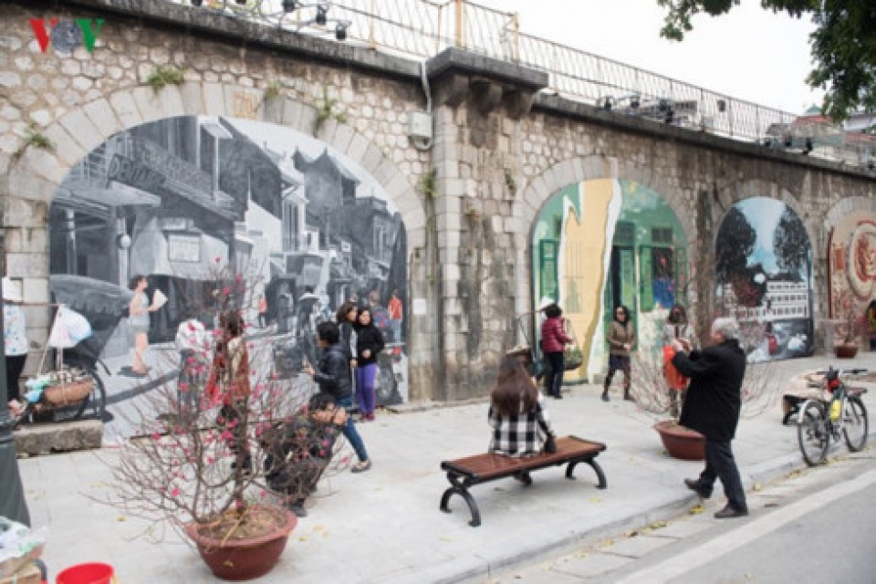 phung hung mural street features old ha noi