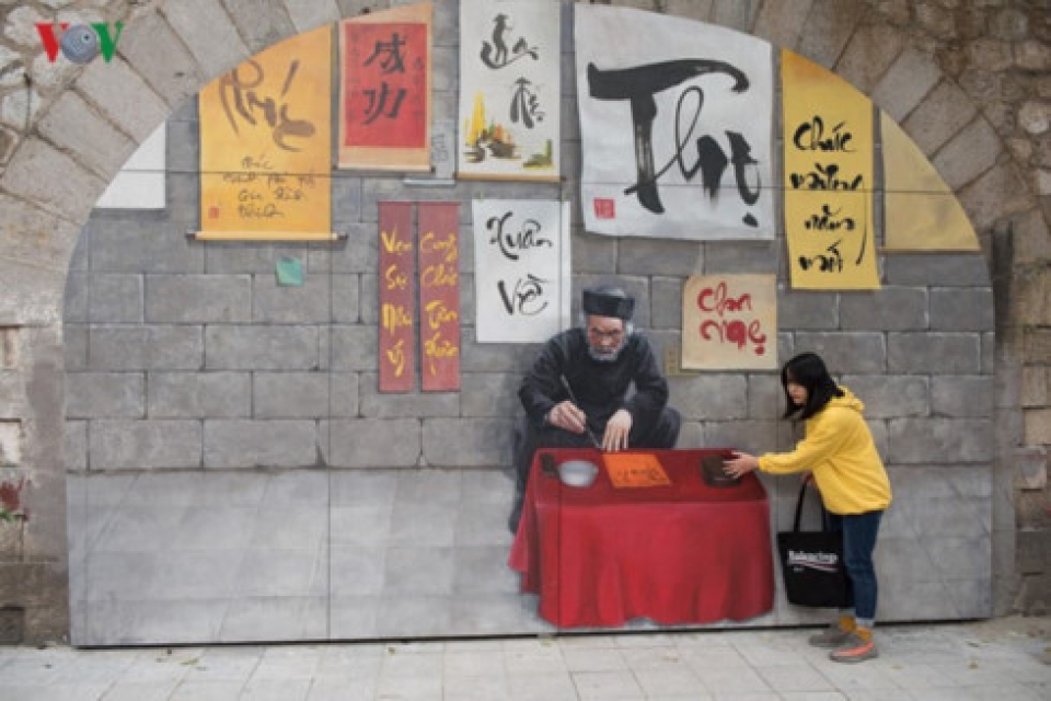 phung hung mural street features old ha noi