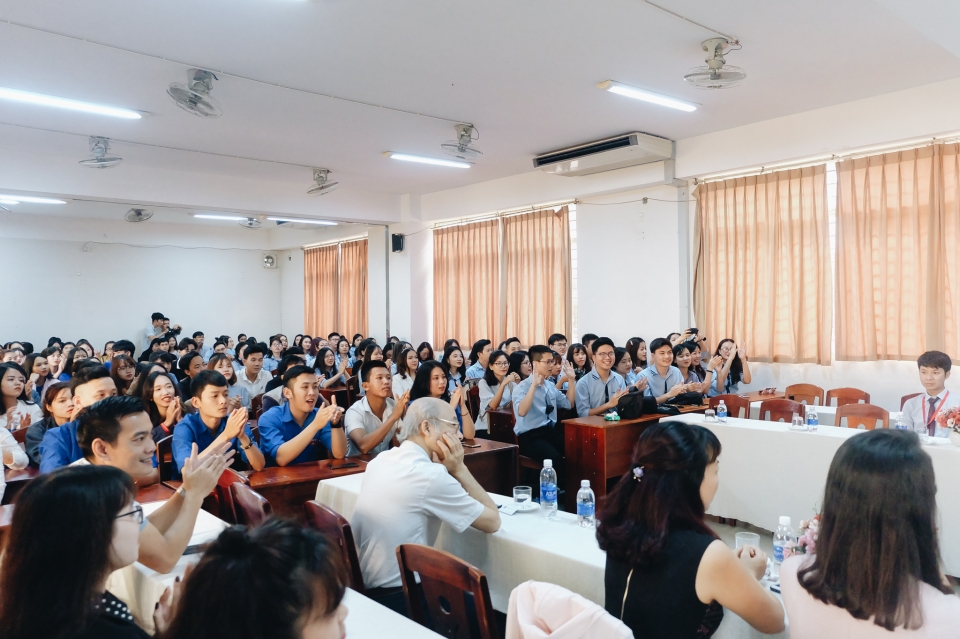 sinh vien ngoai giao kham pha di san mien trung