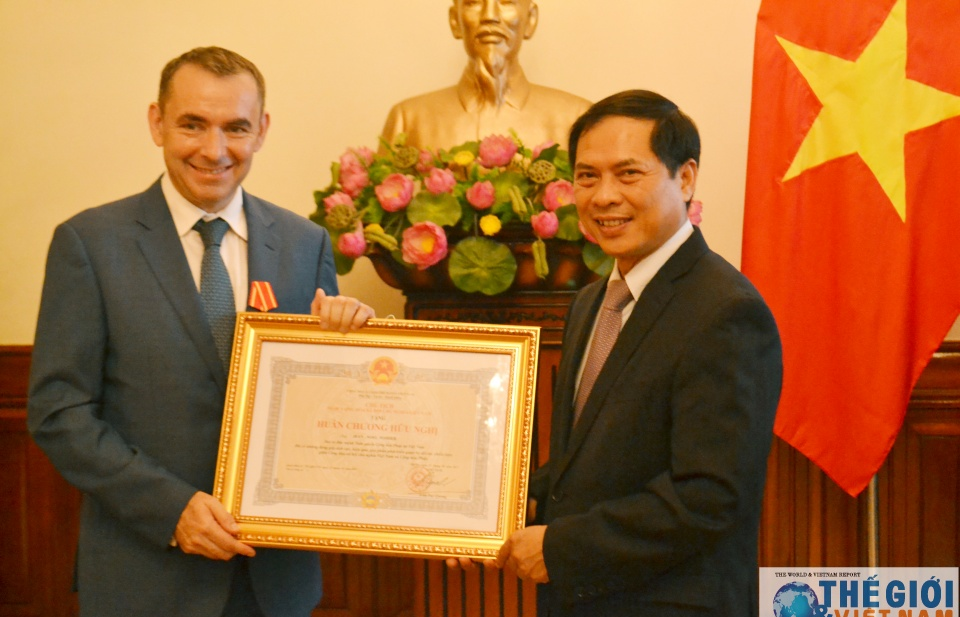 Trao huân chương hữu nghị cho nguyên Đại sứ Pháp tại Việt Nam