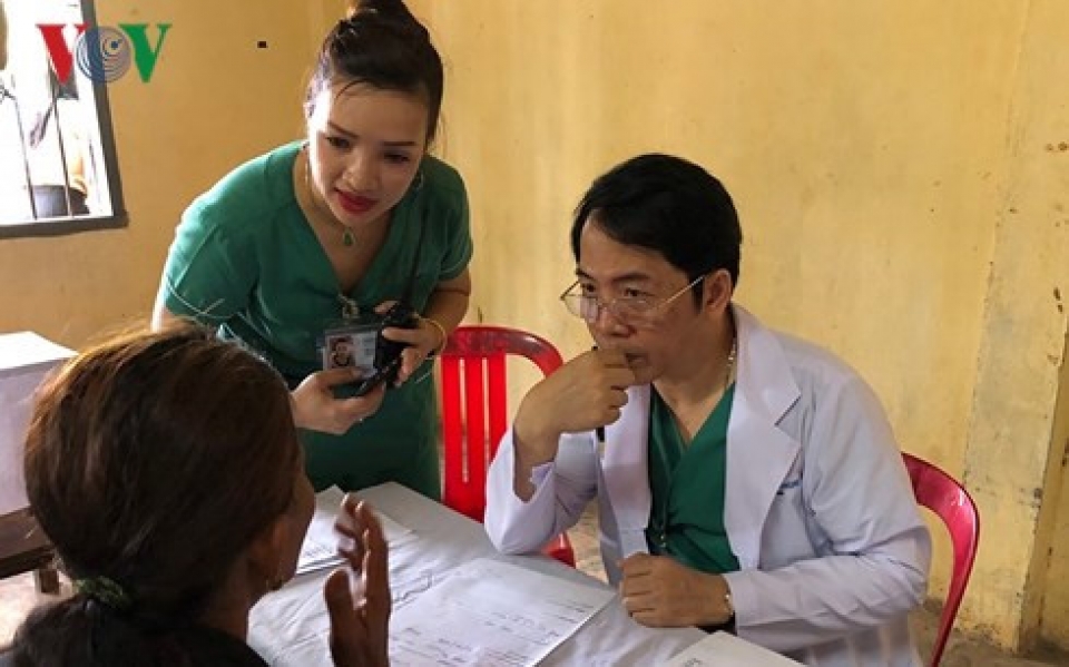 ov doctors offer free check ups and medicine to poor cambodians