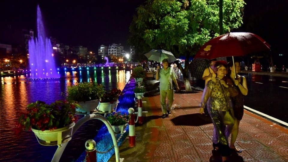 ha noi inaugurates new pedestrian street along west lake