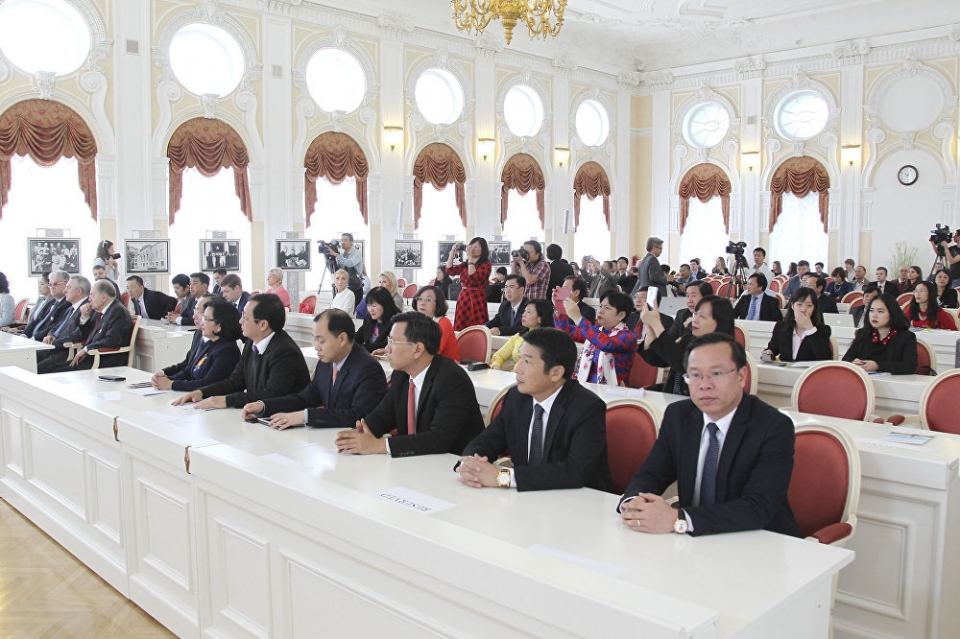 trang trong ky niem 95 nam ngay bac ho lan dau tien den petrograd