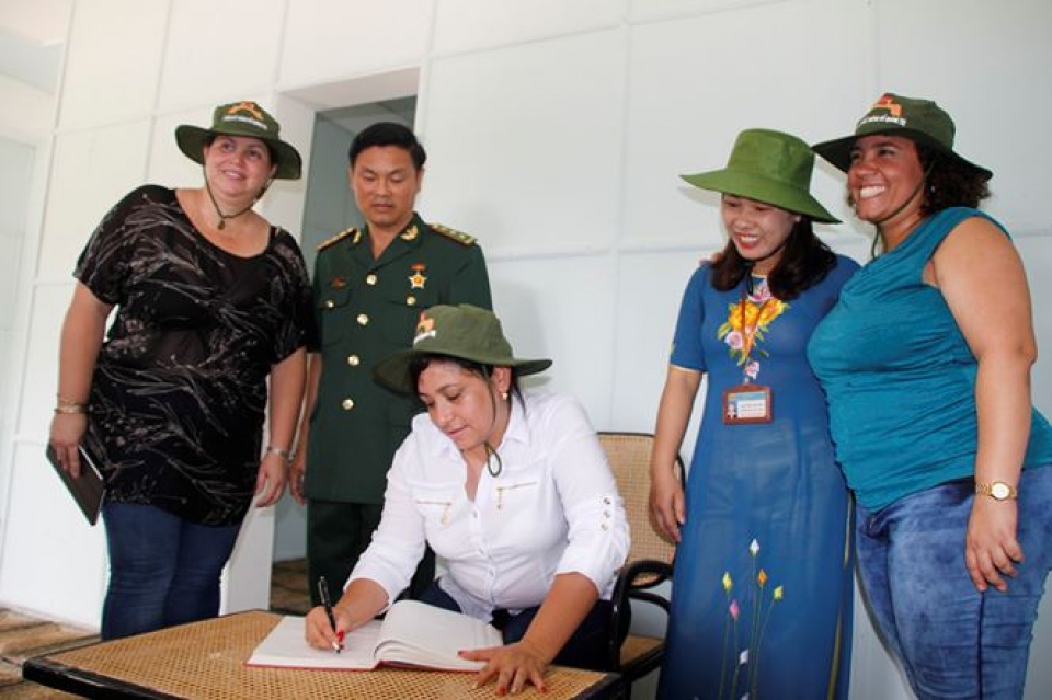 cuban youth delegation visits quang tri