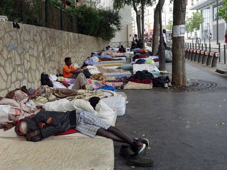 Pháp dỡ bỏ khu trại dành cho người tị nạn ở Paris