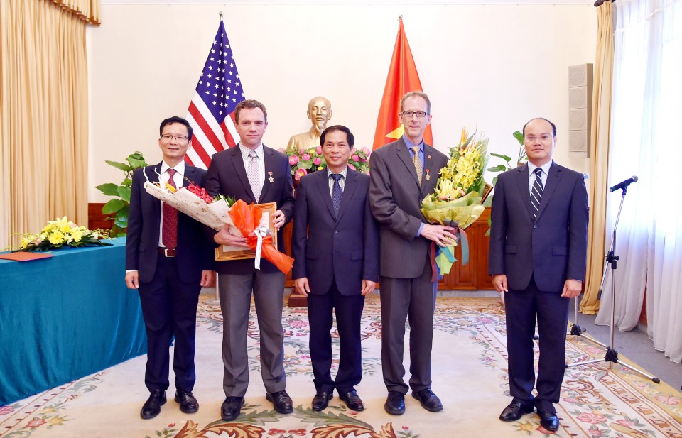 Bộ Ngoại giao trao kỷ niệm chương cho hai lãnh đạo USAID Việt Nam
