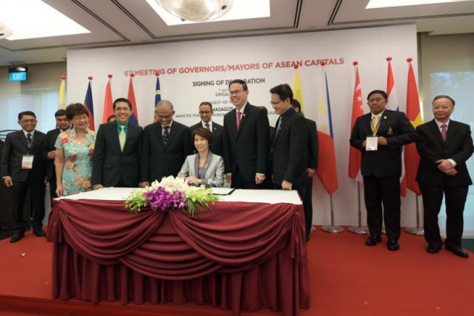 doan dai bieu ha noi tham du hoi nghi thi truong va thong doc cac thu do asean