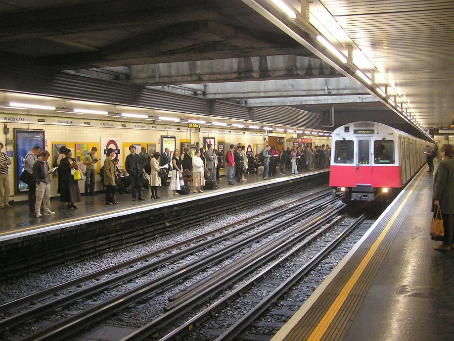 London tăng cường cảnh sát tại các ga tàu điện ngầm