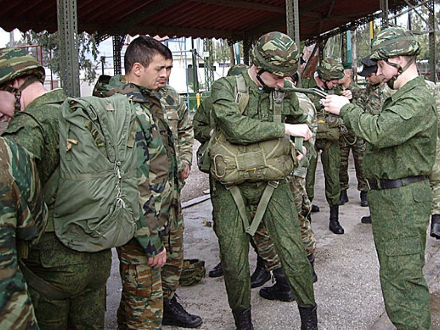 Nga bất ngờ điều quân tới Crimea