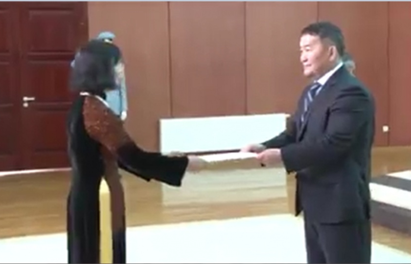 Đại sứ Đoàn Thị Hương trình quốc thư lên Tổng thống Mông Cổ
