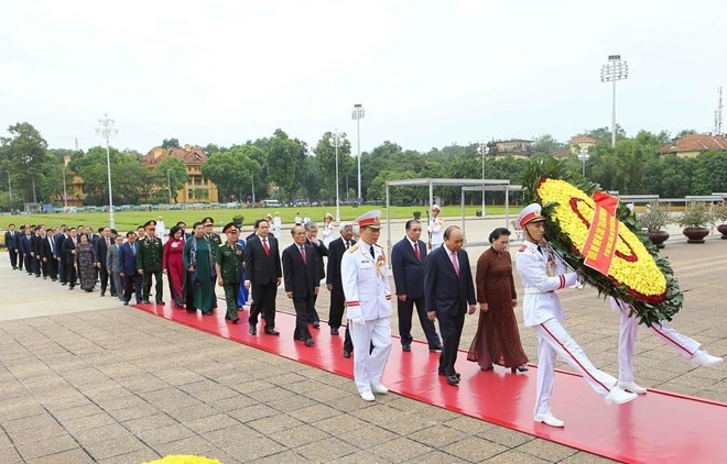 national leaders pay tribute to president ho chi minh on national day