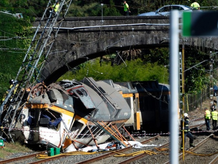 Tây Ban Nha: Lật tàu hỏa, 50 người thương vong