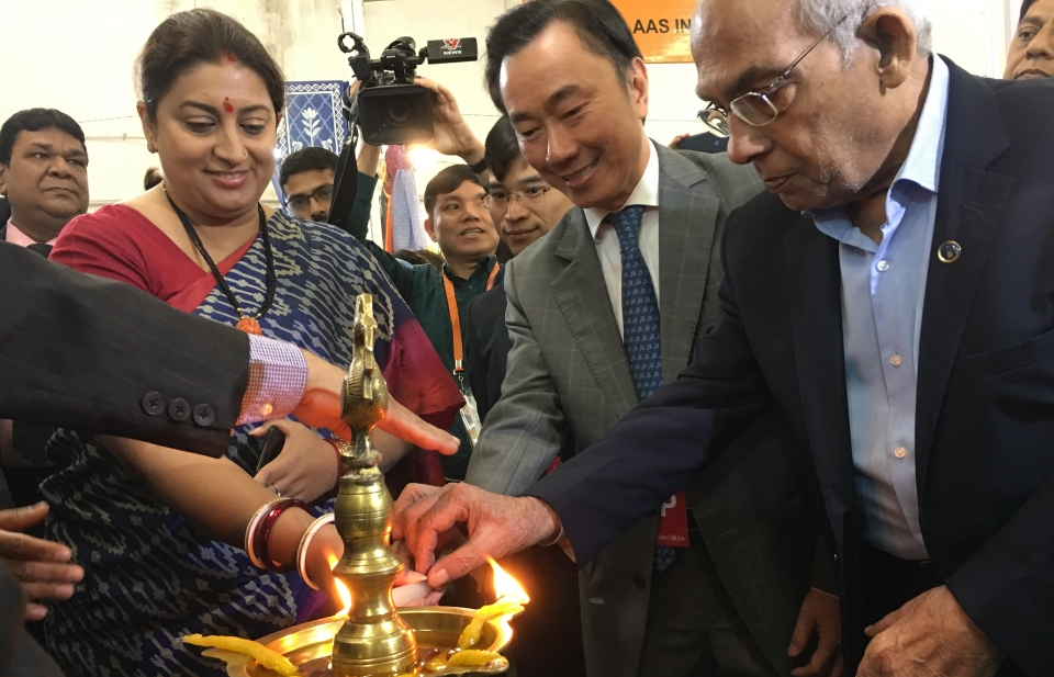 Đại sứ Phạm Sanh Châu tham dự khai mạc Hội chợ Quốc tế Lụa tại Ấn Độ
