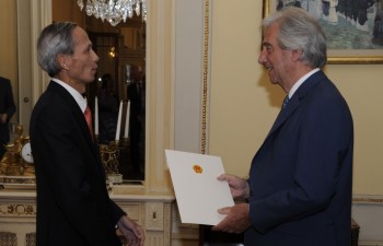 Đại sứ Đặng Xuân Dũng trình Quốc thư tại Uruguay