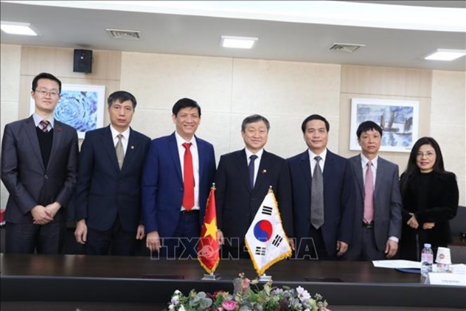vietnam rok share experience in communications development education