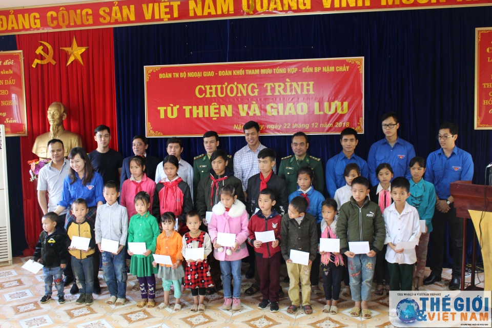 thanh nien ngoai giao huong ve mien bien cuong to quoc