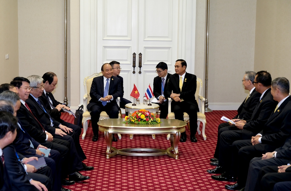 pm nguyen xuan phuc meets thai counterpart