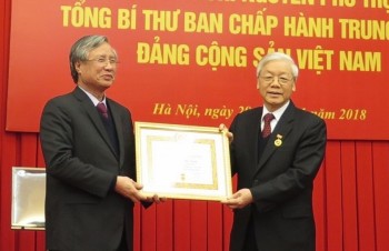 General Secretary Nguyen Phu Trong receives 50-year Party membership badge