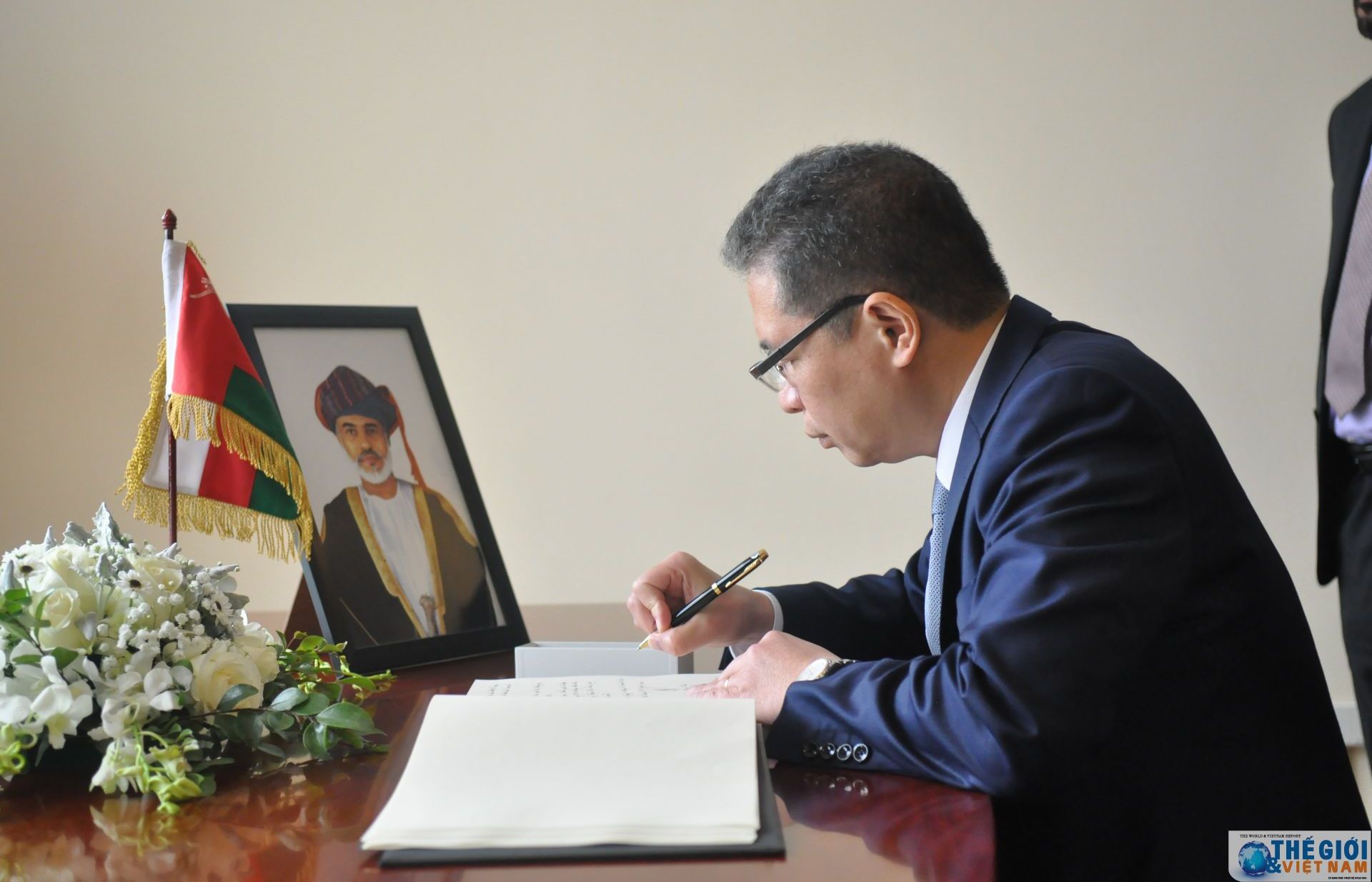 Thứ trưởng Ngoại giao Đặng Minh Khôi ghi sổ tang viếng Quốc vương Oman Sultan Qaboos Bin Said