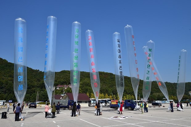 Các nhà hoạt động Hàn Quốc thả truyền đơn tại khu vực biên giới với Triều Tiên. (Nguồn: ibtimes.co.uk)