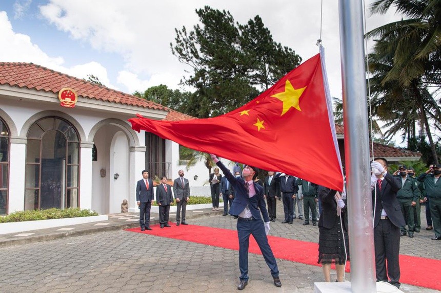 Nhân viên ngoại giao Trung Quốc thượng cờ tại đại sứ quán ở Managua. (Nguồn: THX)