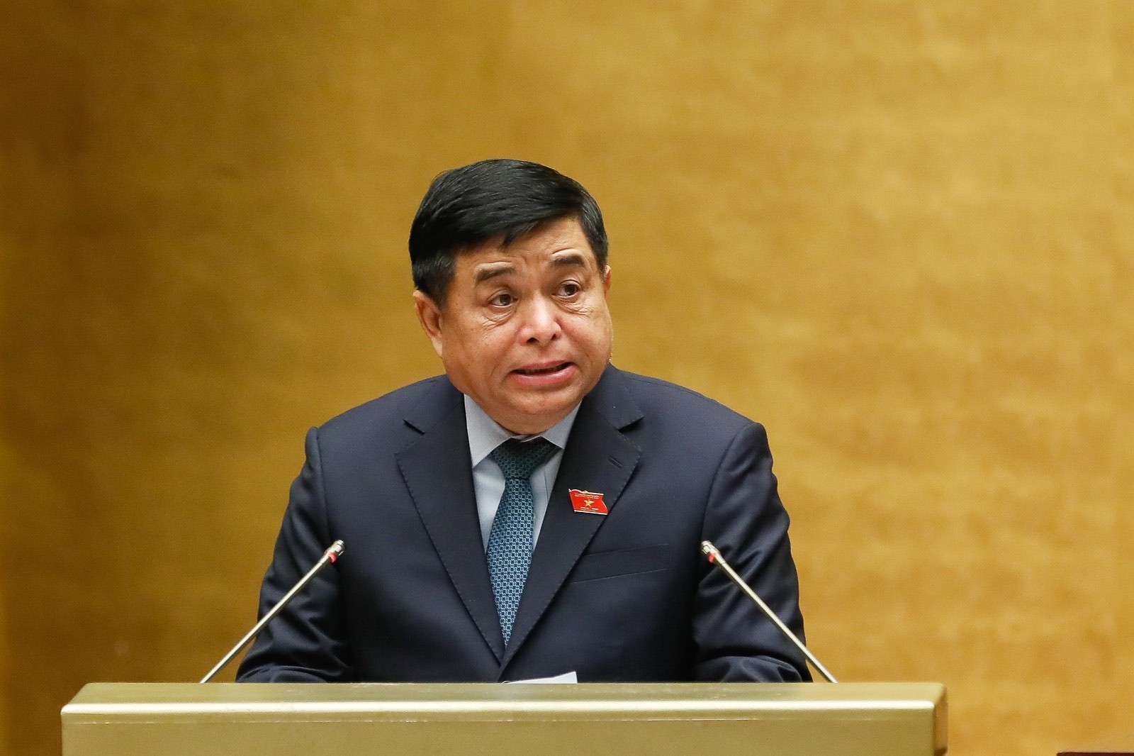 Bộ trưởng Bộ Kế hoạch và Đầu tư Nguyễn Chí Dũng trình bày tờ trình dự thảo Nghị quyết. (Nguồn: VGP)