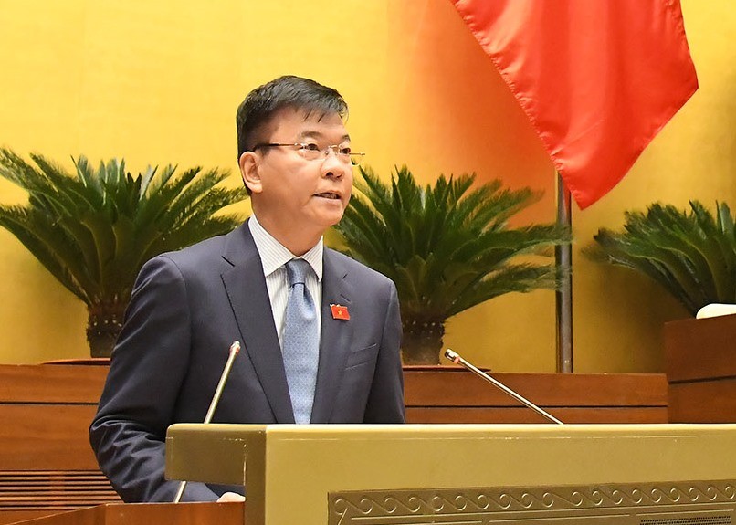 Bộ trưởng Bộ Tư pháp Lê Thành Long trình bày Tờ trình về dự án Luật sửa đổi, bổ sung một số điều của 8 luật.
