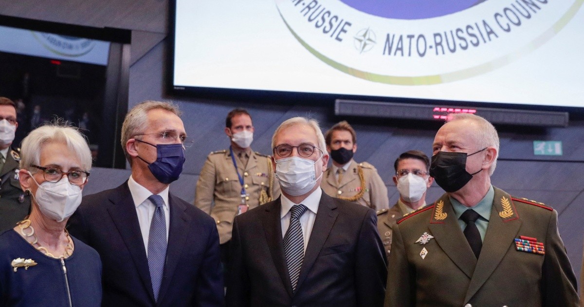 (Từ trái sang): Thứ trưởng Ngoại giao Mỹ Wendy Sherman, Tổng thư ký NATO Jens Stoltenberg, Thứ trưởng Ngoại giao Nga Alexander Grushko và Thứ trưởng Quốc phòng Nga Alexander Fomin tại cuộc họp Hội đồng Nga-NATO ở Brussels (Bỉ), ngày 12/1/2022. (Nguồn: AFP)