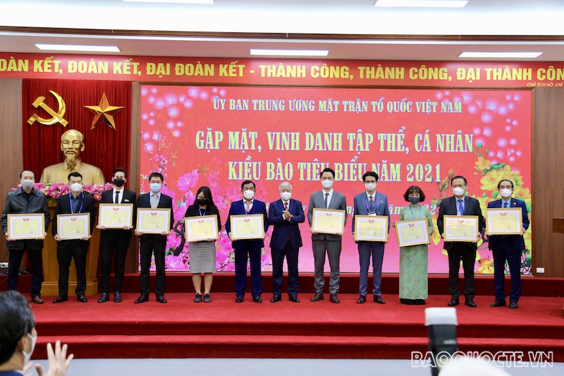 Các cá nhân kiều bào tiêu biểu được Ủy ban Trung ương MTTQVN trao tặng bằng khen. (Ảnh: Quang Đào)