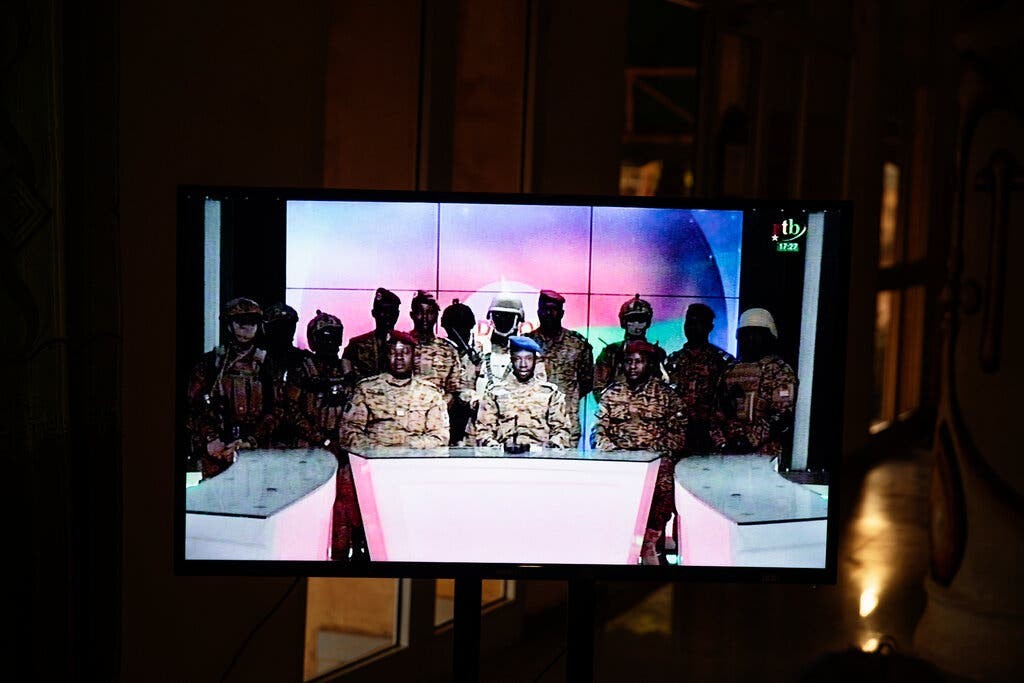Các thành viên của quân đội thông báo về việc tiếp quản trên sóng truyền hình quốc gia Burkina Faso. (Nguồn: New York Times)