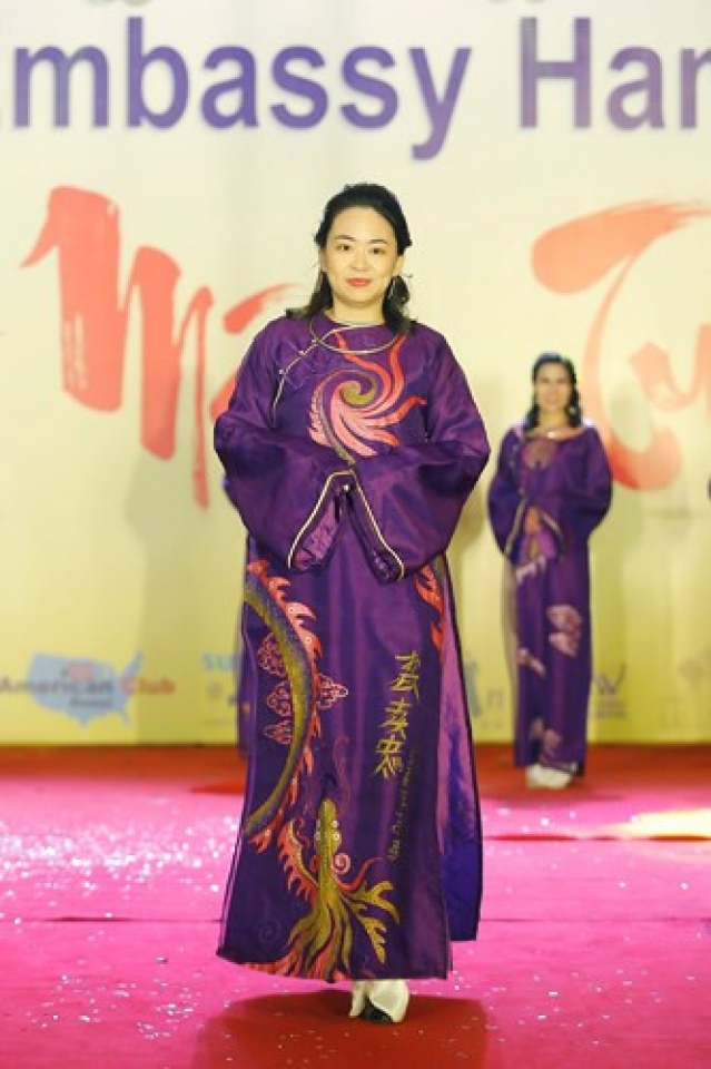 us ambassador his family wear red ao dai to embassy tet event