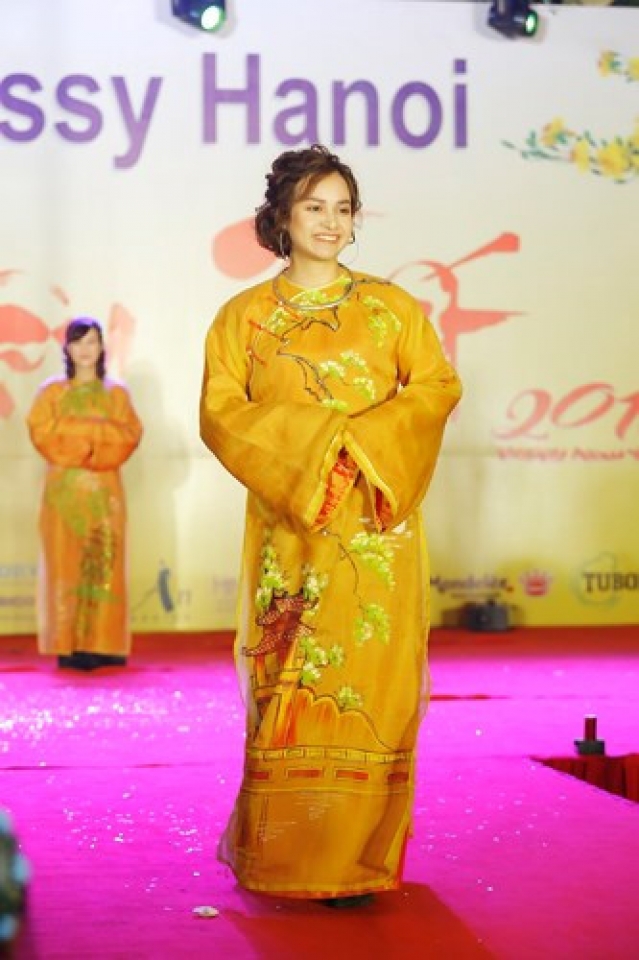 us ambassador his family wear red ao dai to embassy tet event