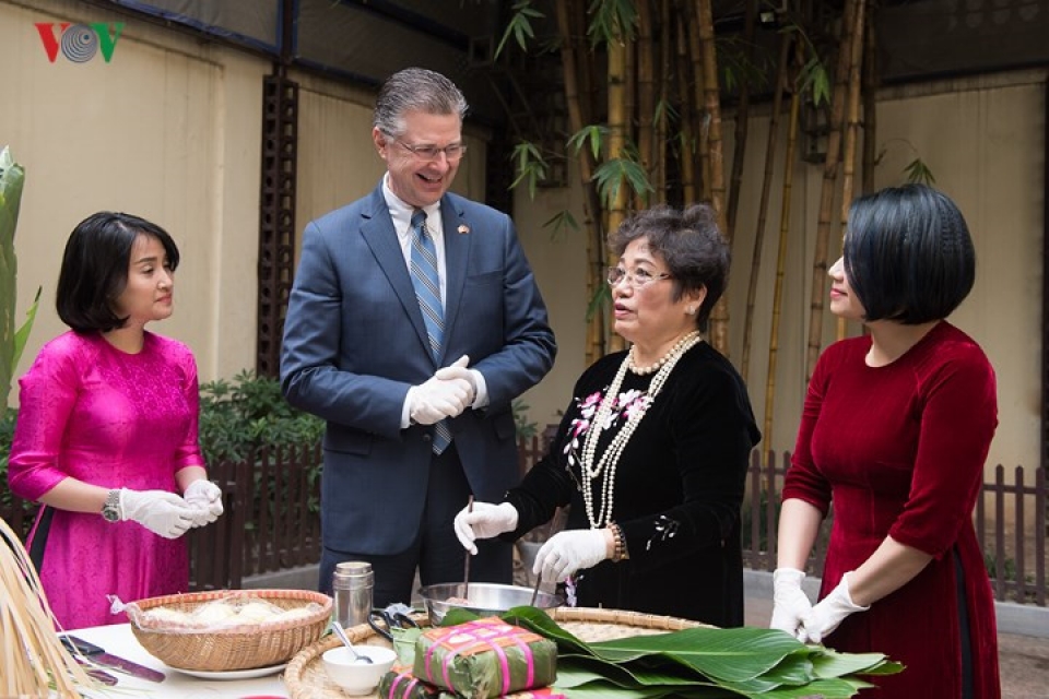 us ambassador wraps chung cakes for first tet in vietnam