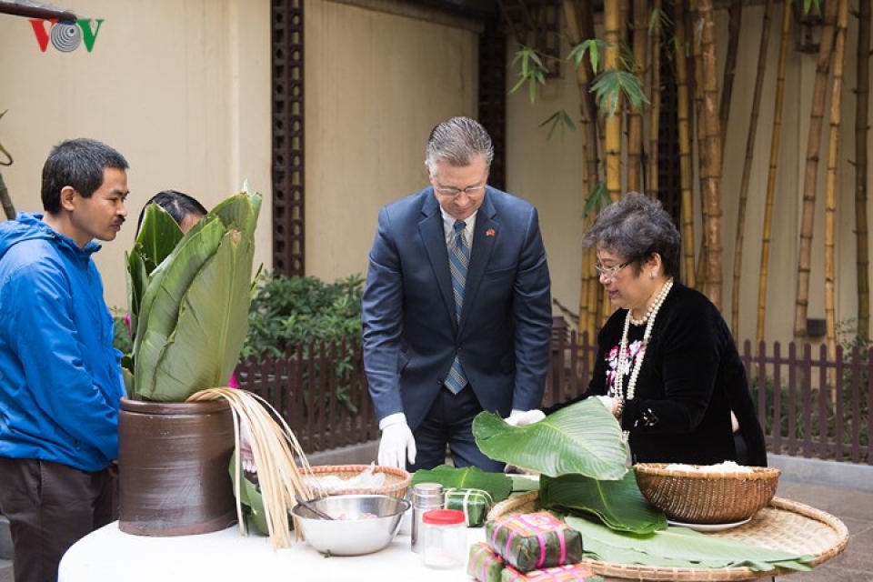 us ambassador wraps chung cakes for first tet in vietnam