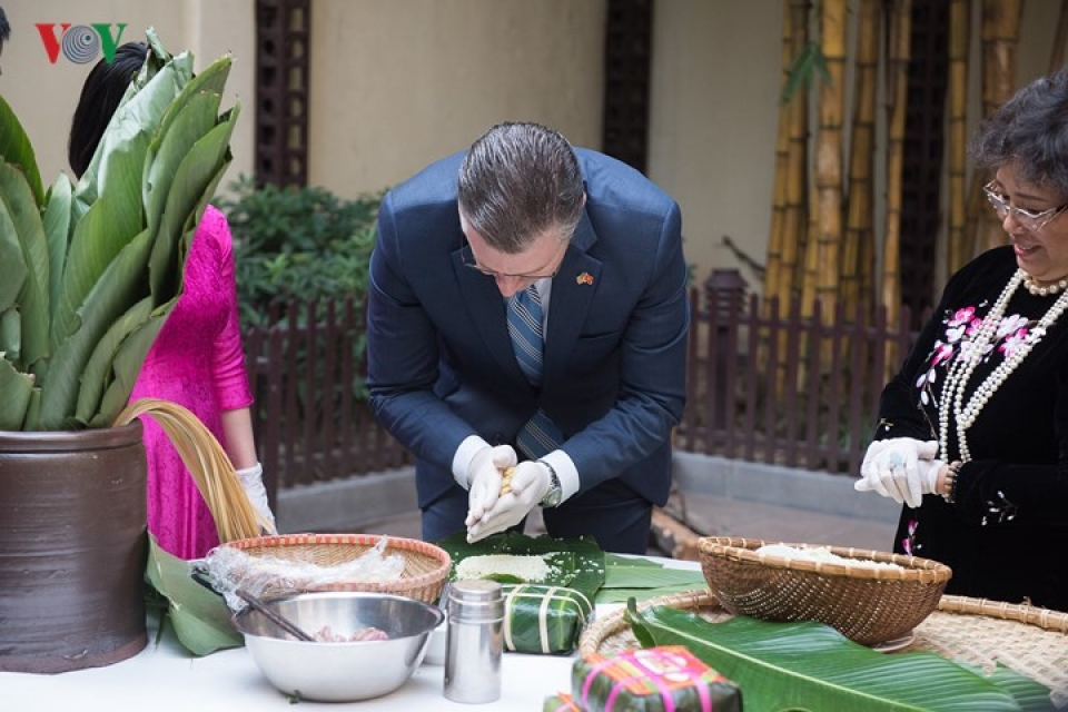 us ambassador wraps chung cakes for first tet in vietnam