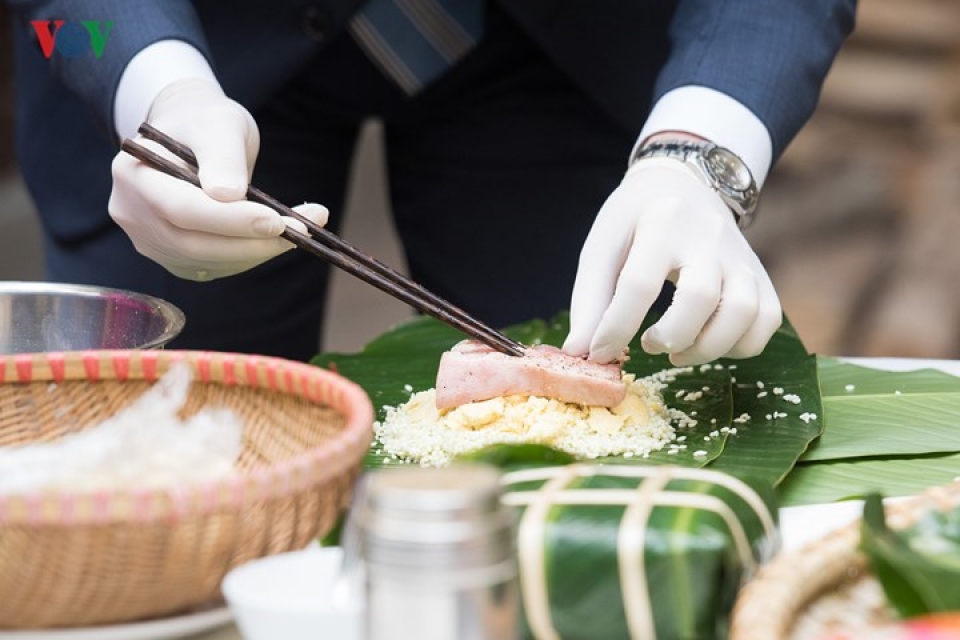 us ambassador wraps chung cakes for first tet in vietnam