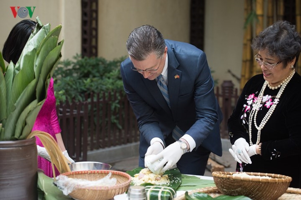 us ambassador wraps chung cakes for first tet in vietnam