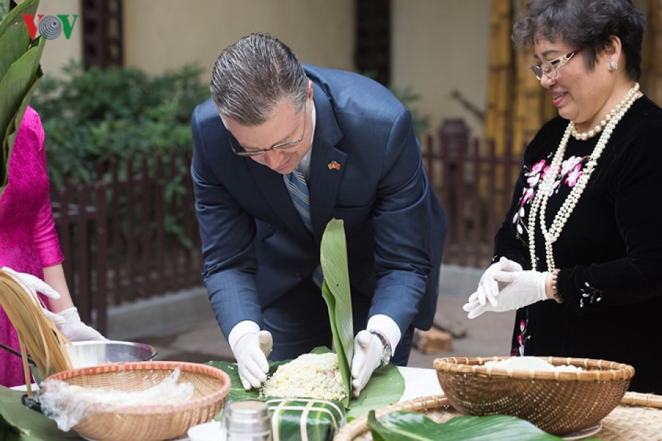 us ambassador wraps chung cakes for first tet in vietnam