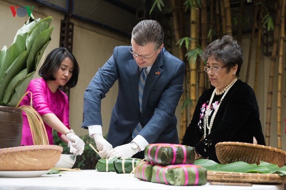 us ambassador wraps chung cakes for first tet in vietnam