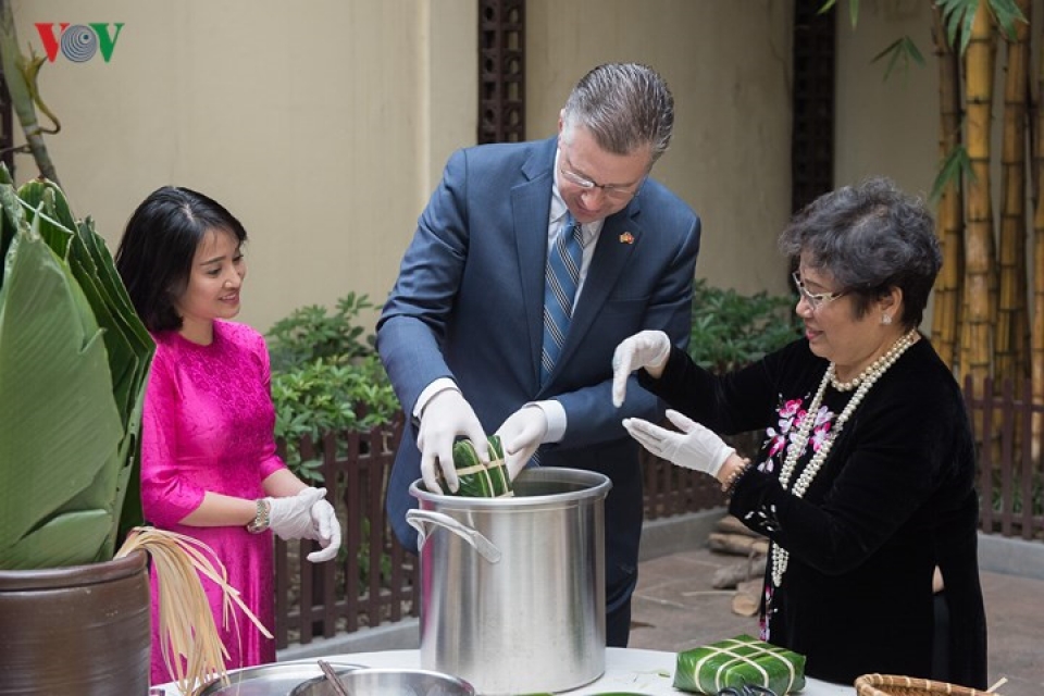 us ambassador wraps chung cakes for first tet in vietnam