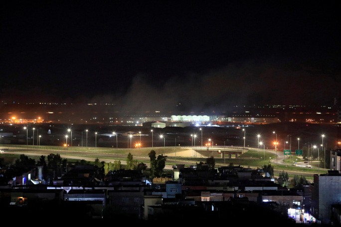 Khói bốc lên tại Erbil, sau vụ tấn công bằng rocket đêm ngày 15/2. (Nguồn: Reuters)
