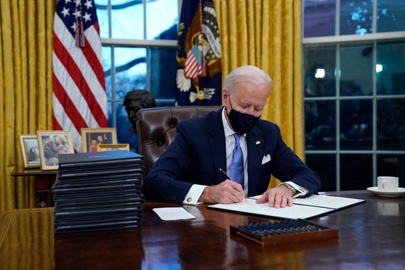 Tổng thống Mỹ Joe Biden đã ký hàng loạt sắc lệnh hành pháp mới từ ngày mới nhậm chức, trong đó chính thức đưa Mỹ tái gia nhập Hiệp định Paris về biến đổi khí hậu. (Nguồn: AP)