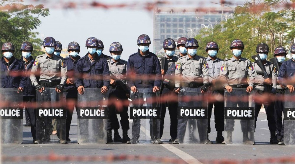 Cảnh sát Myanmar lập chốt chặn đường người biểu tình tại thành phố Mandalay, ngày 9/2. (Nguồn: AP)