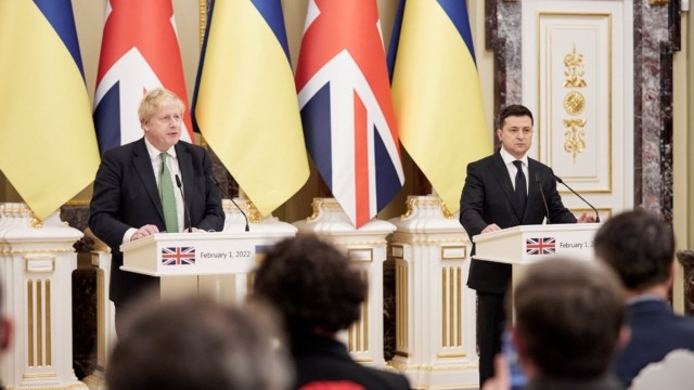 Thủ tướng Anh Boris Johnson họp báo cùng Tổng thống Ukraine Volodymyr Zelensky. (Nguồn: Anadolu)