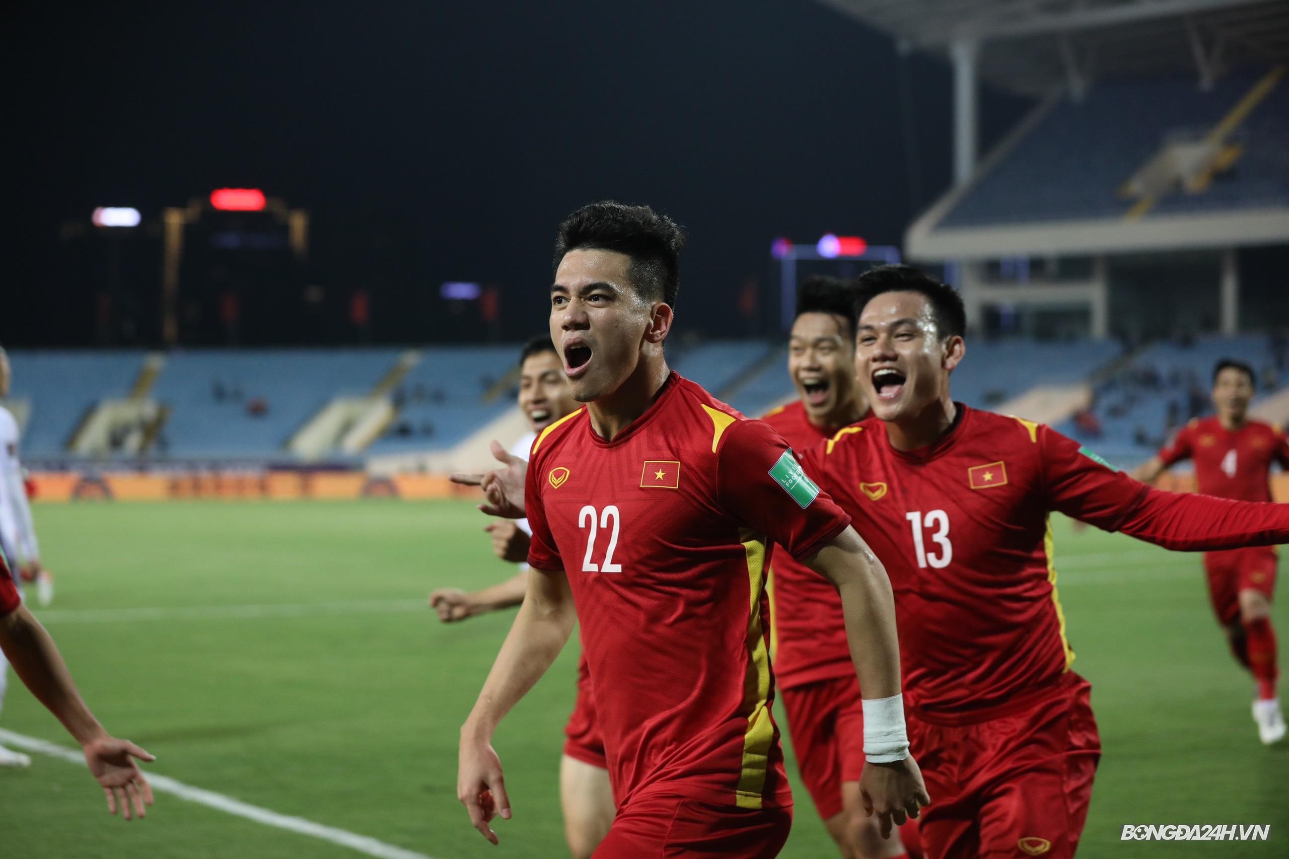 Tiến Linh ăn mừng sau khi ghi bàn thắng thứ 2 của trận đấu.