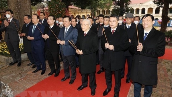 Party chief Nguyen Phu Trong offers incense at Thang Long Royal Citadel