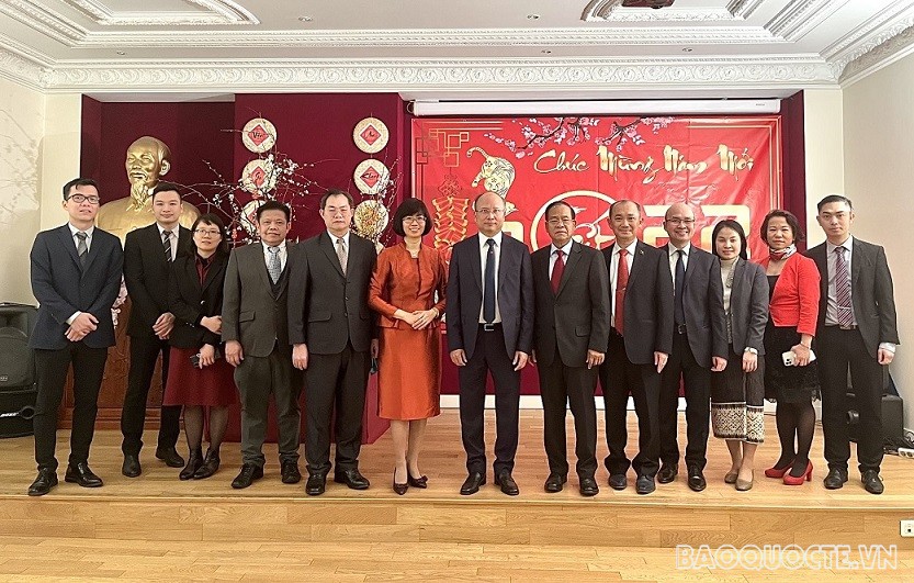 Lao Ambassador makes Tet visit to Vietnamese Embassy in France