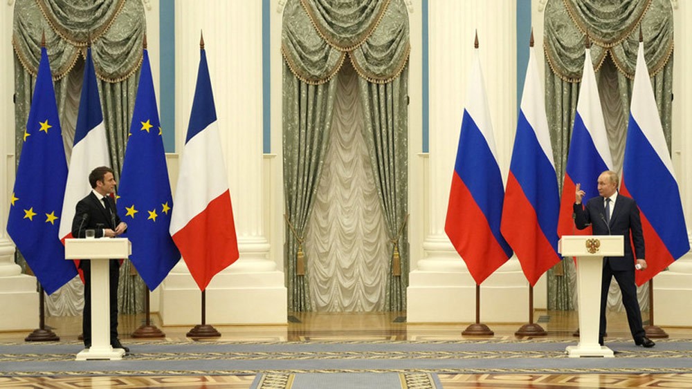 Tổng thống Nga Vladimir Putin và người đồng cấp Pháp Emmanuel Macron trò chuyện sau cuộc gặp ở Moscow ngày 7/2.