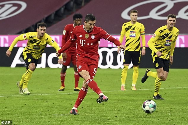Tiền đạo Robert Lewandowski toả sáng với cú hattrick, giúp Bayern giành thắng lới 4-2 trước Dortmund.
