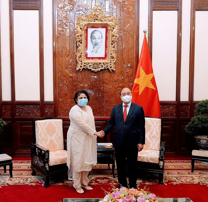 Her Excellency Mrs. Samina Mehtab, Ambassador of Pakistan to Vietnam and Laos, with the  President of Socialist Republic of Vietnam, His Excellency Mr. Nguyễn Xuân Phúc during her credentials ceremony.